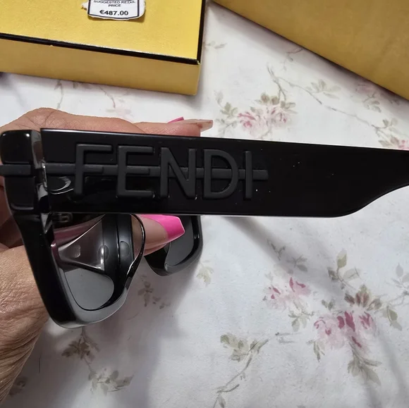 FENDI Fendigraphy Geometric Sunglasses Unisex - Picture 14 of 15